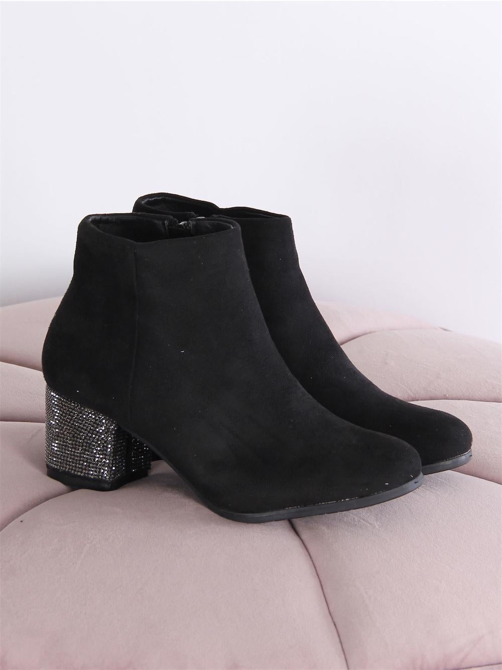 Cartagena - Sort støvle i ruskindslook med tyk hæl dækket i similisten